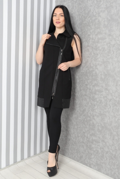  This womens vest is designed for a small size, stylish and modern piece. The vest is black and made from high-quality fabric. Its long cut elegantly hugs the body line. It features a front-zip closure with a chain for comfortable use. The vest has a plain back design and two side pockets, combining practicality and elegance. It is an ideal piece for both daily and special occasions and can be paired with various outfits.