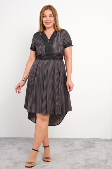  For plus size women, a stylish and elegant dress in khaki color, with zipper detail and striped pattern, short sleeves and made of thin fabric.